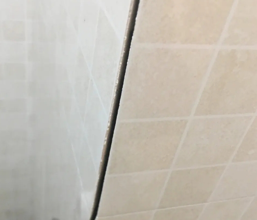 古县瓷砖空鼓维修公司分享阳台瓷砖脱落的修复过程可以分为以下几个步骤