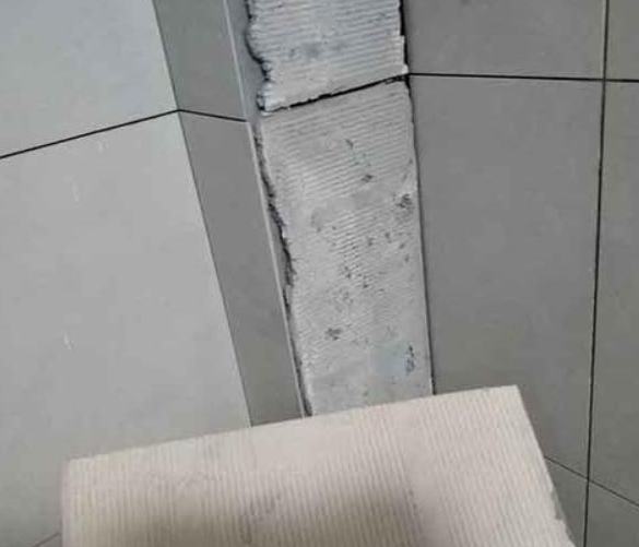 古县瓷砖空鼓维修公司分享下厨房瓷砖脱落的补救措施。